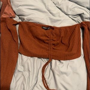 off the shoulder crop top really cute color and it’s a stretchy material s/m